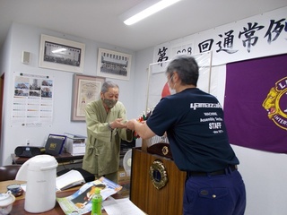 アワードピン贈呈.jpg