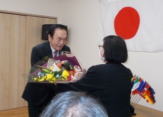 ZCへ花束贈呈.jpg